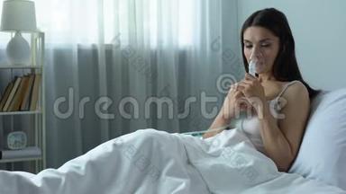 患病妇女在床上通过<strong>雾化吸入</strong>药物，呼吸道疾病